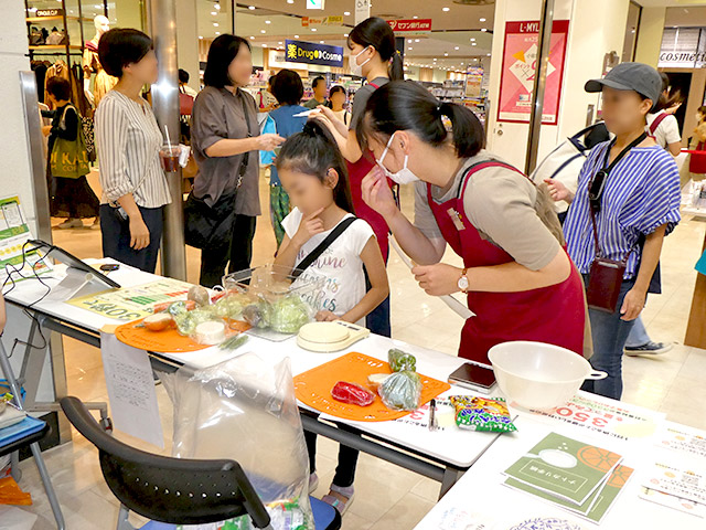 野菜350gぴったり実測した子どもたちにお菓子をプレゼント