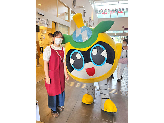 「稲城なしのすけ」と撮影する学生