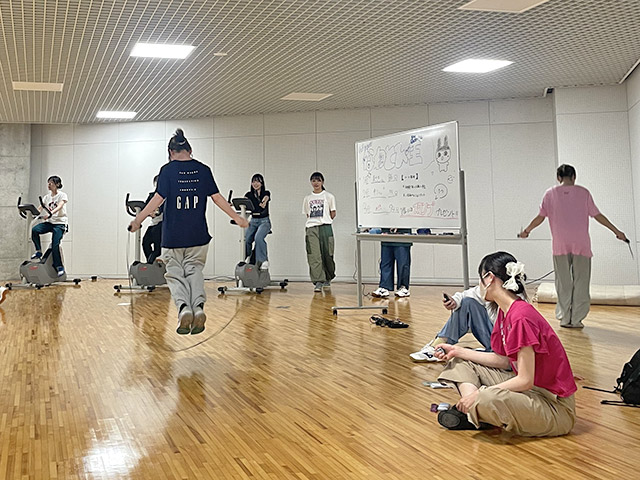 縄跳びとエアロバイクの様子