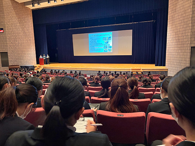 熱心にメモを取り発表を聞く学生の様子