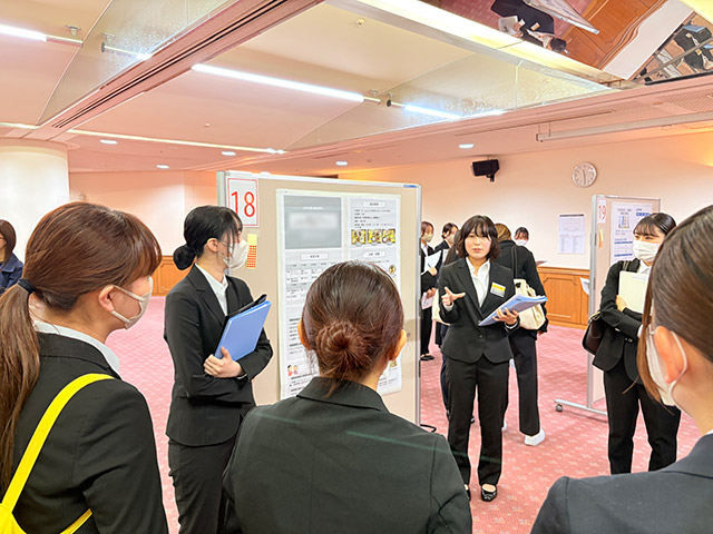 臨地実習Ⅰ(高齢者施設)の質問に答えている様子