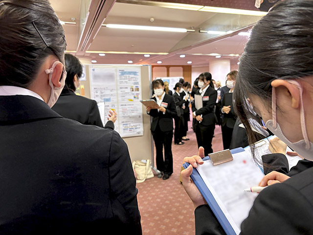 時にはメモをとりながら発表内容を聞いていました。