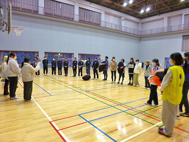 大会の実施内容を説明する学生メンバー