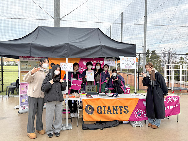 ブースの前でハイチーズ