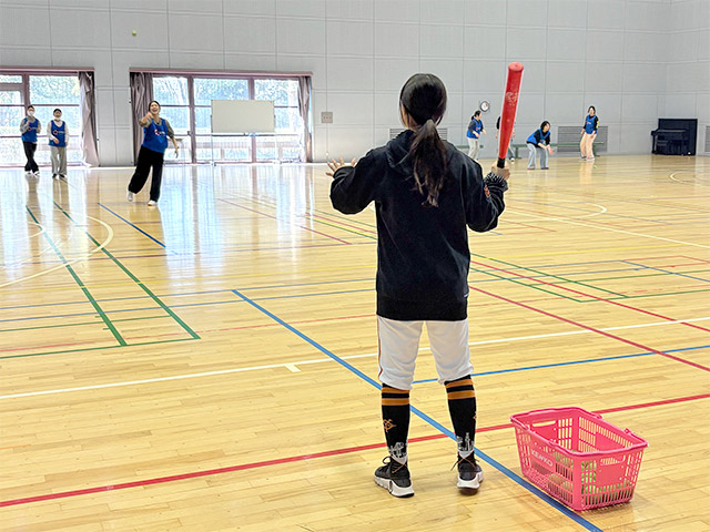 選手のノックをしっかりキャッチ