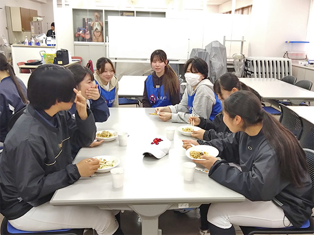 補食提供時に選手と談笑しました