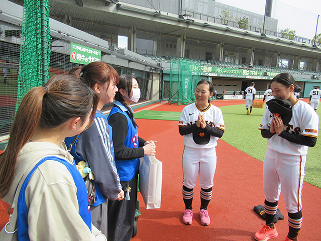 球場にて補食を直接お渡しさせていただきました