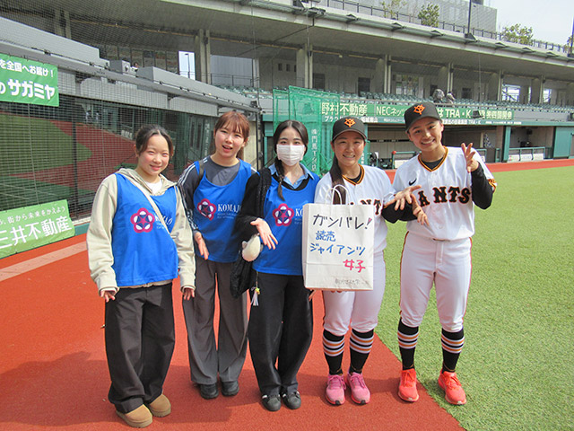 球場にて補食を直接お渡しさせていただきました