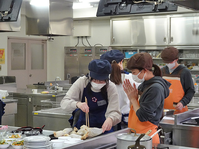 焼き上がりを確認中