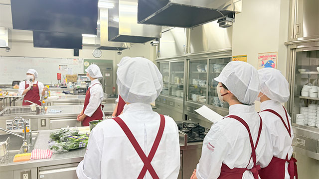 調理前の全体ミーティング