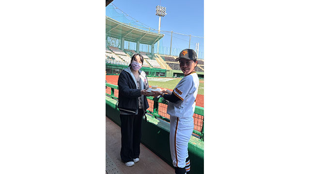 お弁当を選手へお渡しする様子