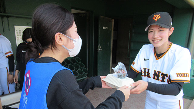 選手にお渡ししました