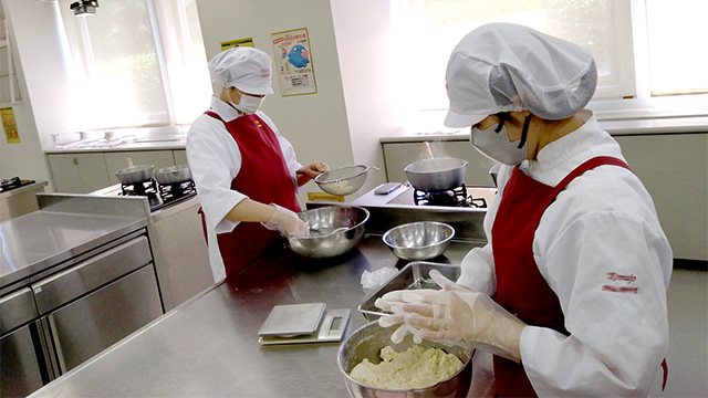 白玉団子は豆腐を使い、たんぱく質アップ