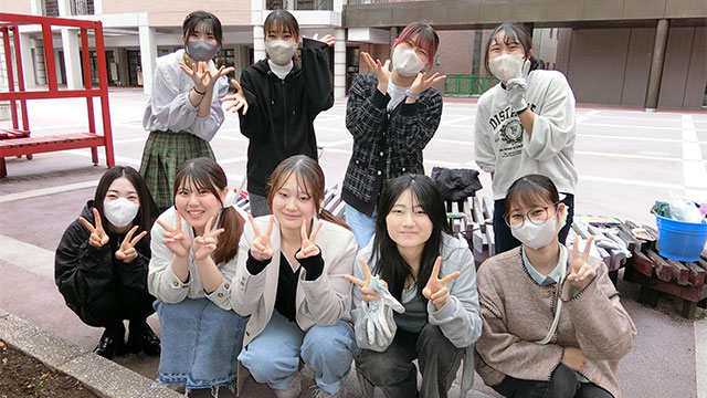 家庭菜園プロジェクトメンバーの集合写真