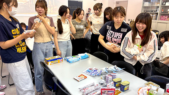 補食に使う食材を選ぶ学生たちの様子