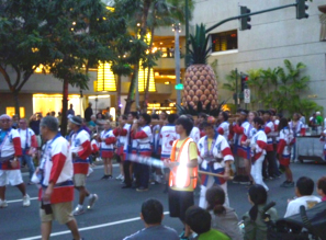 カラカウア大通りでのお祭りパレード