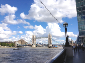 ロンドンナーになった気分で街歩き。ロンドンで一番有名なタワー・ブリッジです。