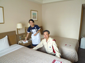 京王プラザホテル多摩の客室で指導を受ける