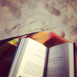 砂浜で本を読む。最高です!!