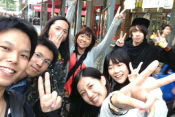 Eko Izuta with her foreign friends in Australia