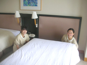 横浜ベイホテル東急の客室でメイクベッド