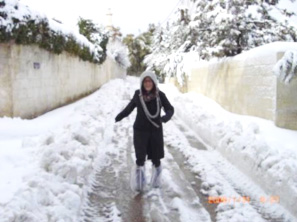 道路沿いに残る雪（左とは別の年）