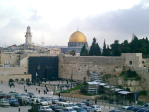 金色に輝く岩のドーム（イスラム教の聖地）と手前の嘆きの壁