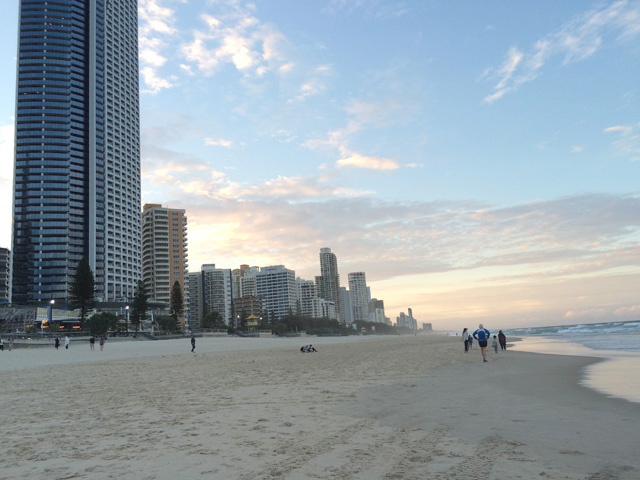 観光客も多いSurfers Paradise Beach