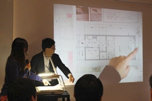 大きく投影した図面を示しながら計画を説明します。