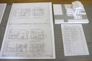 建築図面と模型の中間提出。