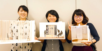 プレゼンで用いた縮尺1/10の詳細模型と一緒に。前田さん、江口さん、立川さん、本当におめでとうございます！