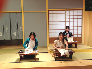 歌舞伎座ギャラリーにて。寺子屋体験中。普段からこんな風に勉強して欲しい！！