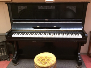 軽井沢万平ホテル資料室内のピアノ（写真C）