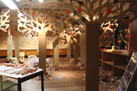 1.展示空間：秋にぴったりの小道の完成！！中心の椅子と木々の隙間から見える立体織、陶芸作品を落ち着いて鑑賞できる空間に。