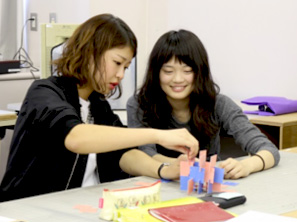 まず、1/10サイズの模型で検討。9班がアイディアを競い、小澤さんや阿部さんらの班が選ばれました！