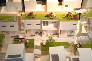 模型写真、屋上庭園と階段。