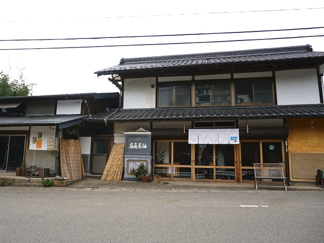 油屋全景　左はイベントスペース、右が津金食堂＆油屋商店母屋。