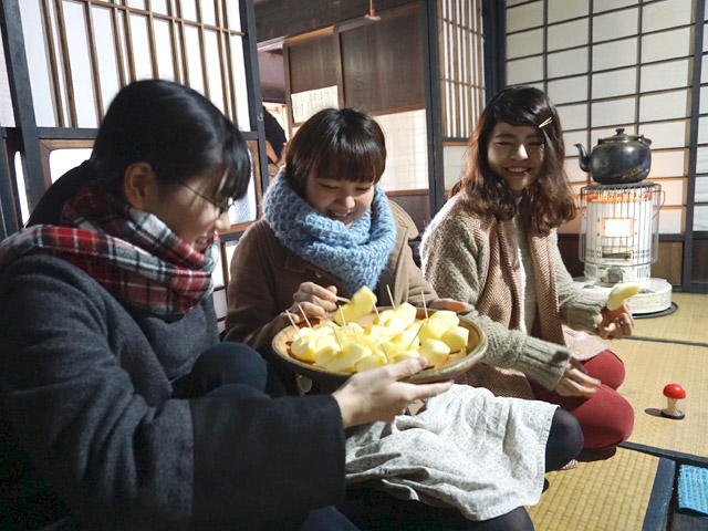 まずはいろりを囲んで、管理人大塚謙一さんに、古民家なかやの再生物語を伺う。「津金りんご」という地元で消費されるおいしい幻のリンゴをいただきながら。