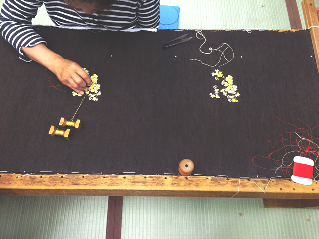 細かな日本刺繍にも感動。偶然、橘田先生が石山染交さんと開発した“江戸かたばみバッグ”の制作過程に遭遇