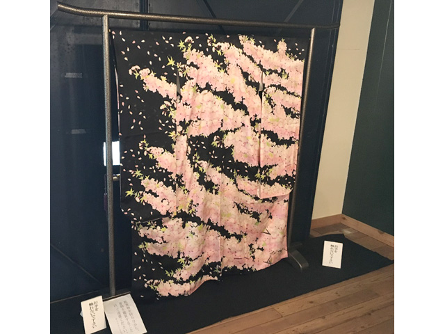 石山染交 友禅職人 加藤さんが制作した江戸友禅の展示。ダイナミック！