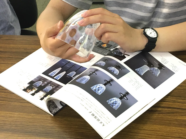 日本独特の成型方法 乳白硝子。熟練した職人技を手で触って実感