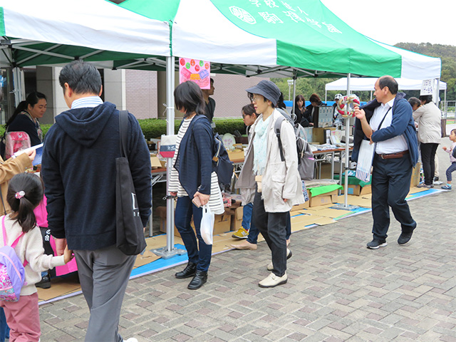 目移りしちゃうバザー会場