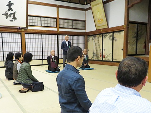 開講式（諷経・ふぎん）の様子