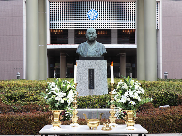 山上曹源先生の胸像