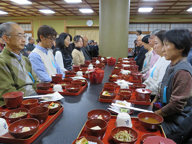 雲水(修行僧)の方が作った薬石(晩御飯)を頂きます