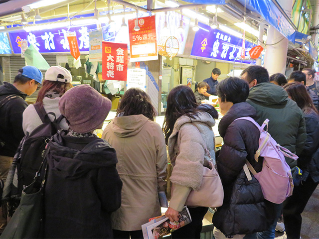 品物も豊富なため多くの観光客や地元の人で賑わいを見せていました