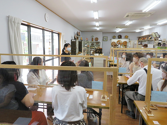 まずは寄木細工の歴史を知り説明に耳を傾けます