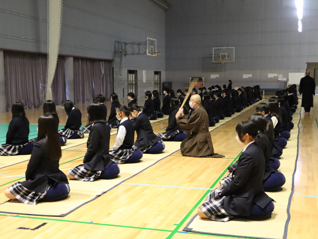 「摂心会」（早朝坐禅会）