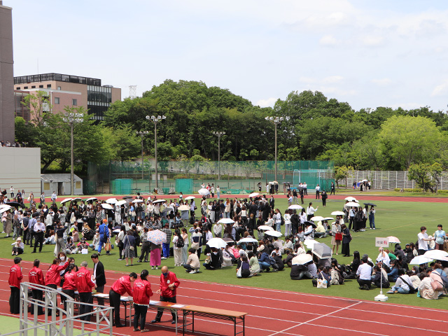 避難場所に集合する学生・生徒