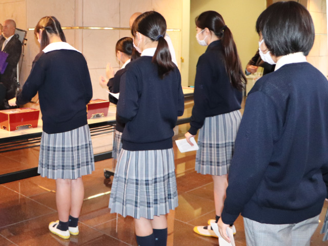 法要に参列する中学生